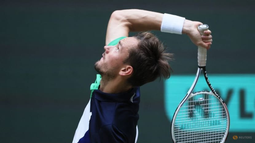Hurkacz thrashes Medvedev for Halle title, sounds Wimbledon warning Hurkacz thrashes Medvedev for Halle title, sounds Wimbledon warning