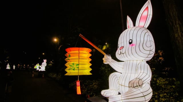 滨海花园庆中秋　超萌兔子灯饰伴你过佳节