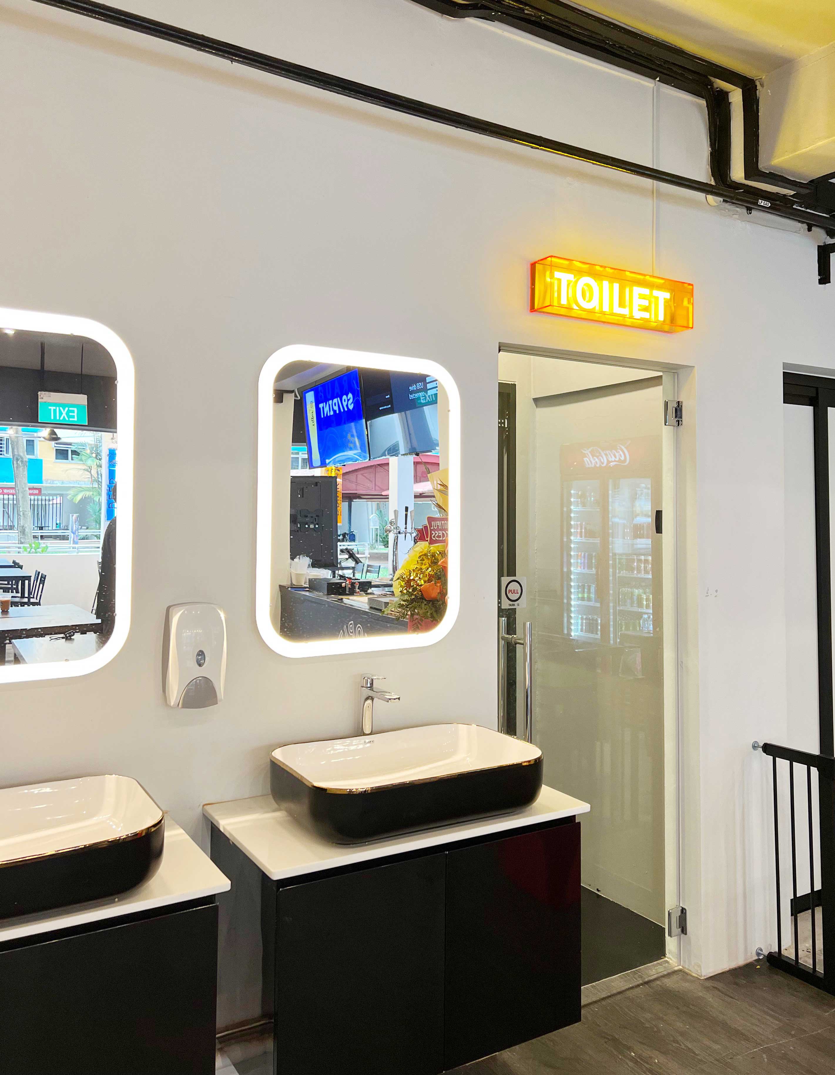 “Singapore’s Most Atas Coffeeshop Toilet” With Air-Con In Kopitiam Run ...