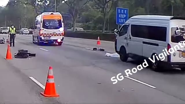 PIE发生致命车祸 摩托车骑士受困车底当场死亡
