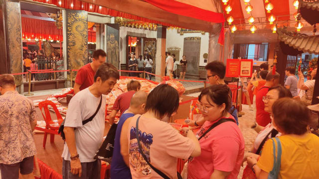 天福宫今年“乞龟”活动特别旺 1400包白米全被信众领完