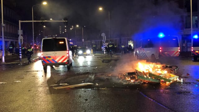 荷兰部分抗议防疫措施示威变暴力冲突 130人被捕