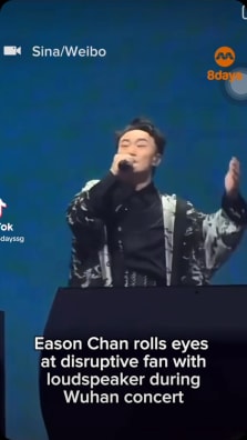 Why was she allowed to bring a loudspeaker into the venue?

To read the full story, click the link in our bio.

https://www.8days.sg/entertainment/asian/eason-chan-rolls-eyes-disruptive-fan-829981

🎥Sina/Weibo