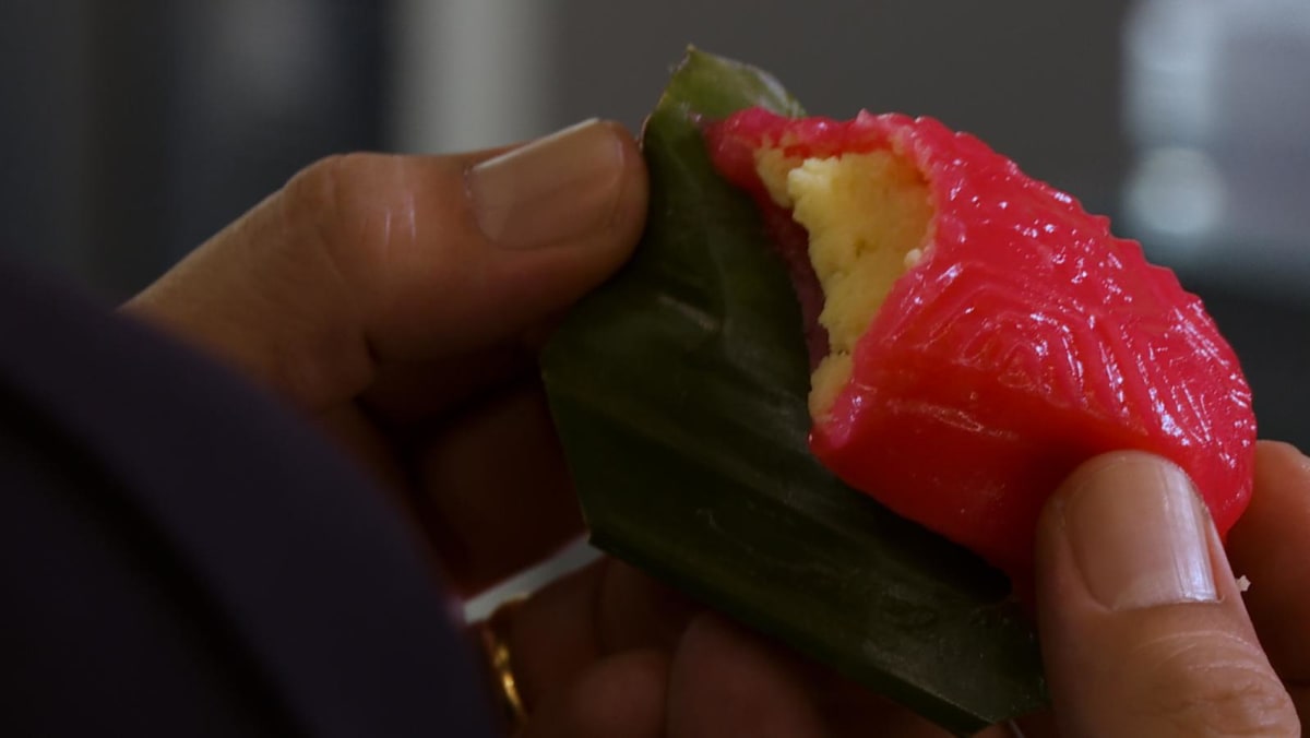 On The Red Dot: Food Feud - The Ang Ku Kueh Battle - Vimarsana News