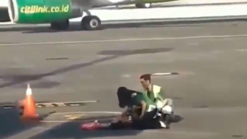 Woman chases after plane on tarmac at Bali airport after missing her flight Woman chases after plane on tarmac at Bali airport after missing her flight