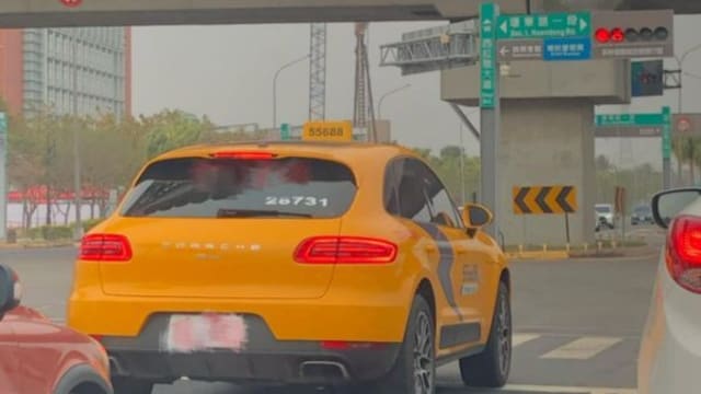 台湾路上出现保时捷德士 驾驶夫妇三年赚一辆特斯拉