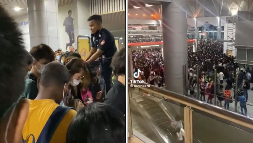 'Stop pushing!': Crowds at Malaysia immigration at the start of Deepavali long weekend 'Stop pushing!': Crowds at Malaysia immigration at the start of Deepavali long weekend