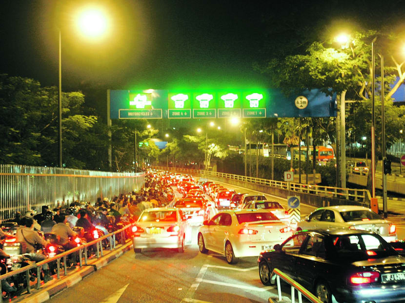 Assemblyman says more than 200,000 cars from Singapore enter Johor Baru every day via the Causeway and the Second Link. TODAY file photo
