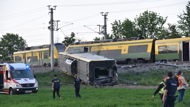 匈牙利发生汽车与火车相撞事故 造成七人死亡