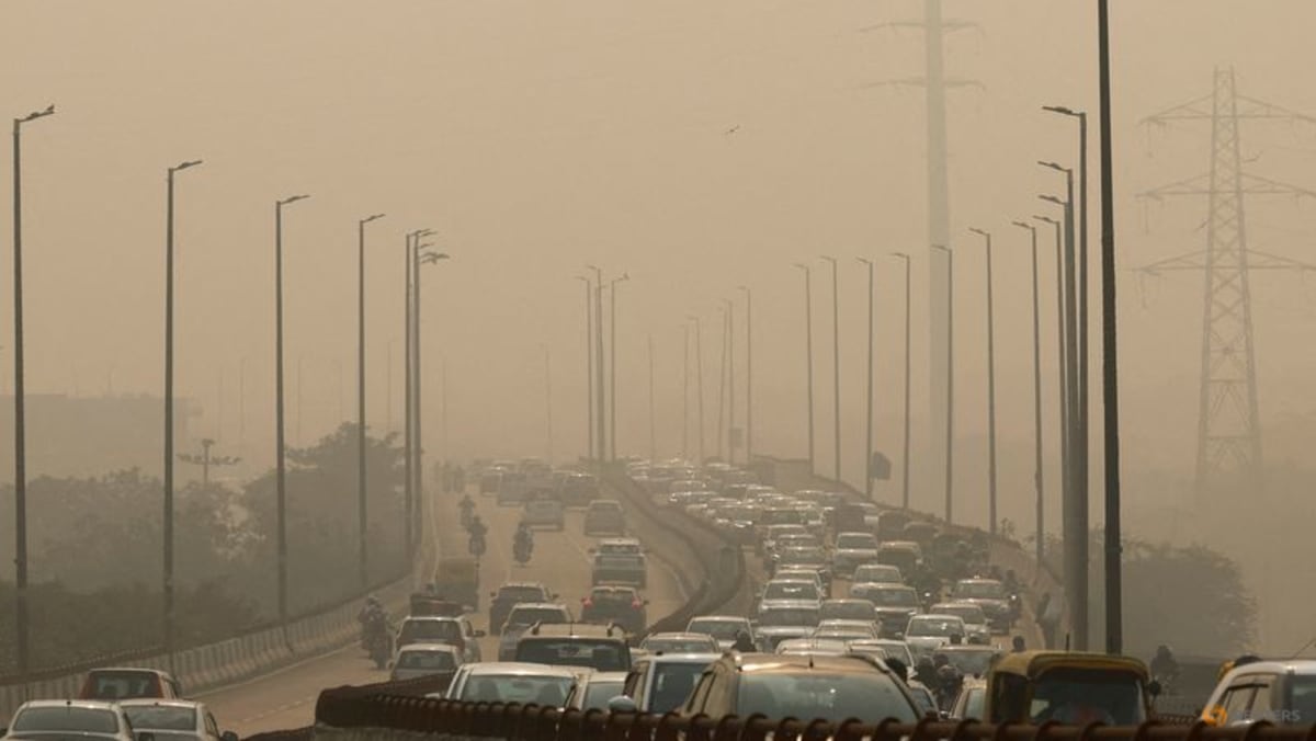 Visibility drops in parts of Delhi as pollution surges Visibility drops in parts of Delhi as pollution surges