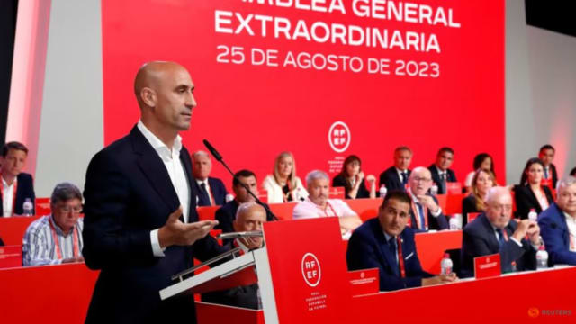 西班牙足球总会会长强吻女球员 国际足联暂停其职务三个月