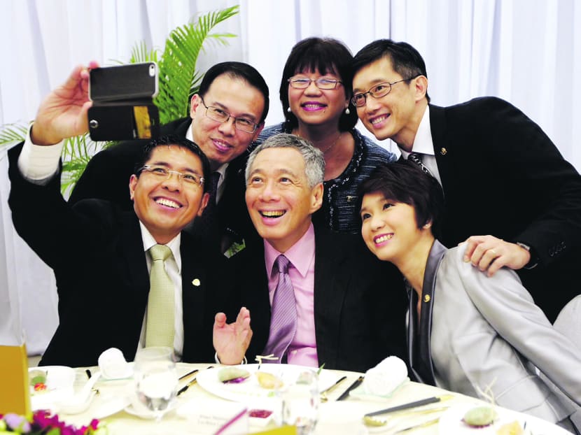(L-R) Mayor of South East District Dr Mohamad Maliki Bin Osman, Chairman of the Mayors’ Committee and Mayor of North West District Dr Teo Ho Pin, PM Lee Hsien Loong, Mayor of Central Singapore District Denise Phua, Mayor of North East District Teo Ser Luck and Mayor of South West District Low Yen Ling having a selfie taken shorlty after a Swearing-In Ceremony of the new mayors at the People’s Association.