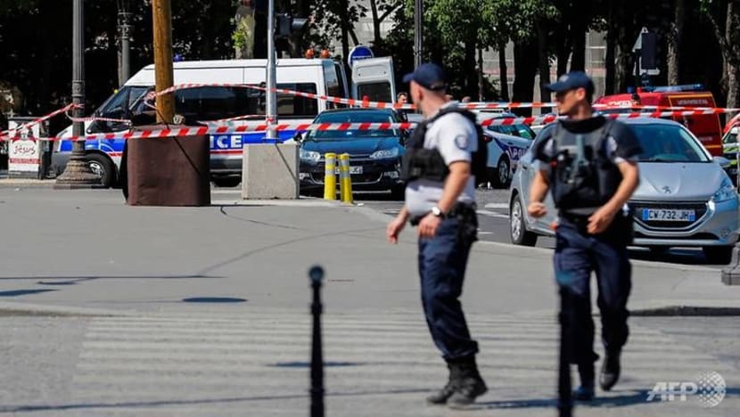 Kereta rempuh van polis di Champs-Elysees: Polis Perancis lancar siasatan anti-pengganasan