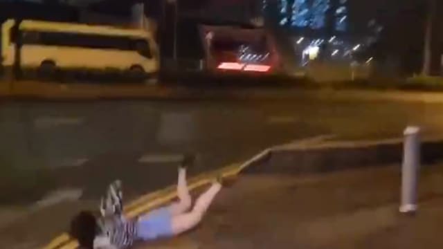 台风苏拉吹袭香港 女子疑被吹到扑倒马路上