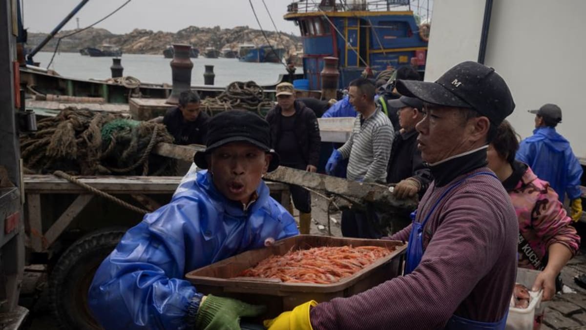 Nelayan Tiongkok mengarungi perairan yang bergejolak saat ketegangan meningkat dengan Taiwan