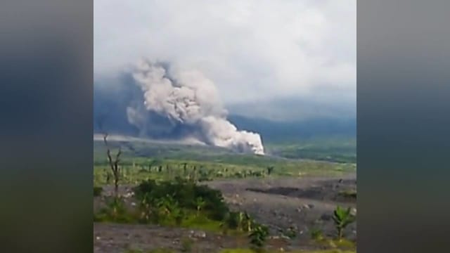 印尼塞梅鲁火山喷发 当局将警戒级别调到最高