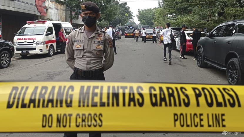 Indonesia suicide bombing kills police officer; attacker leaves note criticising new criminal code Indonesia suicide bombing kills police officer; attacker leaves note criticising new criminal code