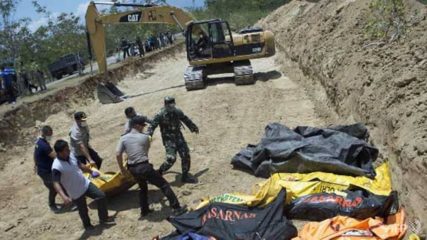 Quake-hit Indonesia buries dead in mass grave Quake-hit Indonesia buries dead in mass grave