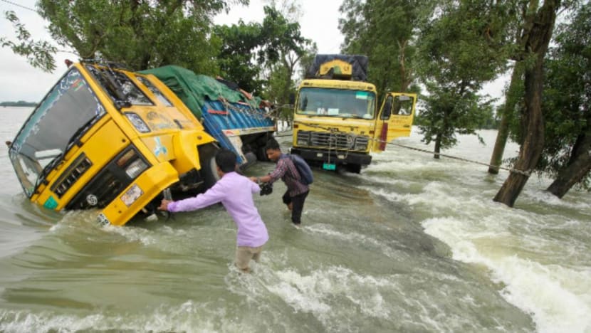 பங்களாதேஷில் வெள்ளத்தில் சிக்கியிருக்கும் 4.5 மில்லியன் பேருக்கு உதவ விரையும் மீட்புப்படை பங்களாதேஷில் வெள்ளத்தில் சிக்கியிருக்கும் 4.5 மில்லியன் பேருக்கு உதவ விரையும் மீட்புப்படை