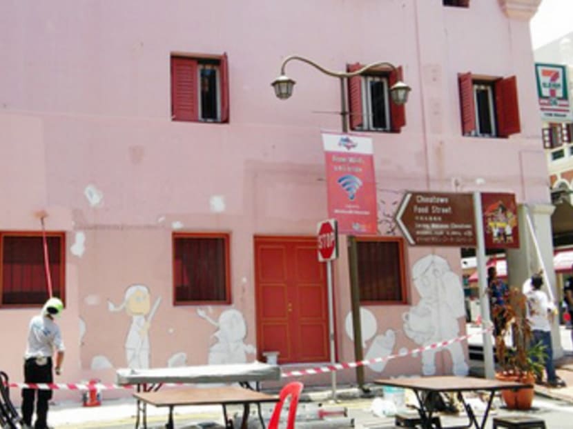 The painters in Chinatown could paint a wide area quickly and the coat was applied consistently. Photo: Ee Teck Siew