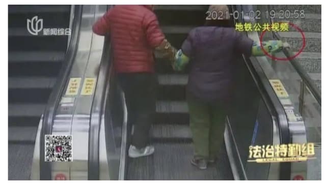 中国恩爱老夫妻不慎从电动扶梯摔下 双双离世