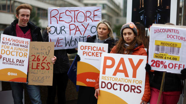 不满薪金和工作条件 英国数以千计初级医生罢工