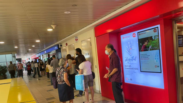 天未亮就有人排队 有银行半个小时就发完10元新钞