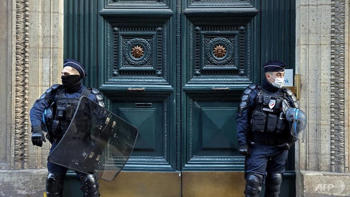 COVID-19: Polisi memecahkan 100 di restoran bawah tanah Paris