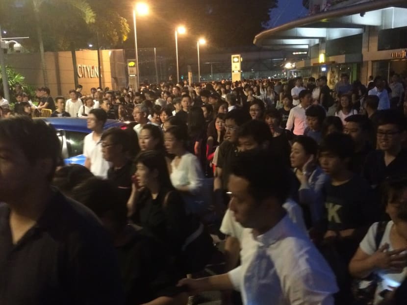Massive queue overnight to pay respect to Mr Lee Kuan Yew