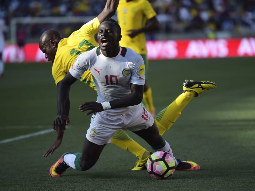 South Africa's Hlompho Kekana (L) tackles Senegal's Sadio Mane (R) during the 2018 World Cup qualifying football match between South Africa and Senegal on November 12, 2016 at the Peter Mokaba stadium in Polokwane. Photo: AFP