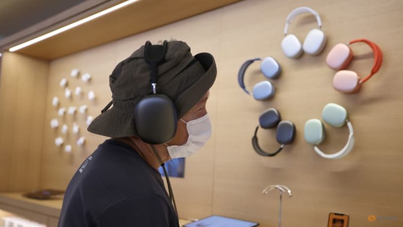 Apple to drop customer mask requirement at many US stores - Bloomberg News Apple to drop customer mask requirement at many US stores - Bloomberg News