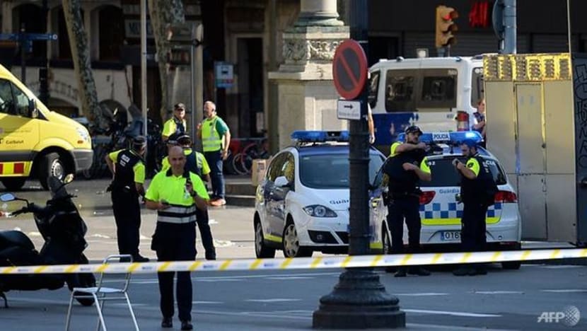 13 maut, 100 cedera selepas van rempuh pejalan kaki di Barcelona, pemandu masih diburu