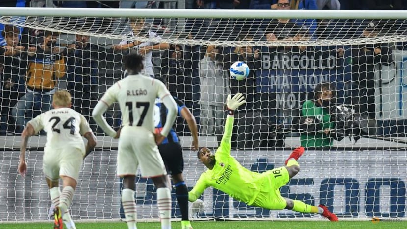 Milan hang on to beat Atalanta and close gap with leaders Napoli Milan hang on to beat Atalanta and close gap with leaders Napoli