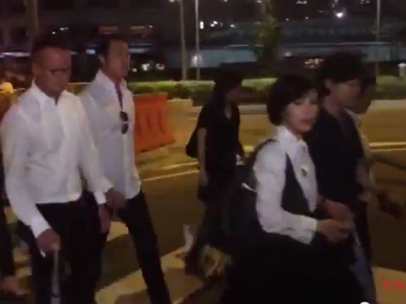 Zoe Tay, Chen Hanwei and other MediaCorp celebrities heading to join the queue