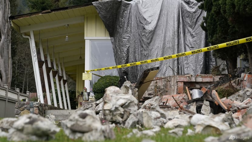 Magnitude 6.4 quake shakes northern California, leaves 2 dead, thousands without power Magnitude 6.4 quake shakes northern California, leaves 2 dead, thousands without power