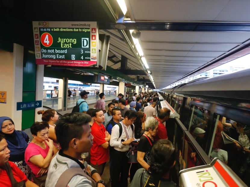 Commuters crowd a platform as they wait for a train after services between Yew Tee and Yishun stations were delayed, by up to 30mins. Photo: Najeer Yusof/TODAY