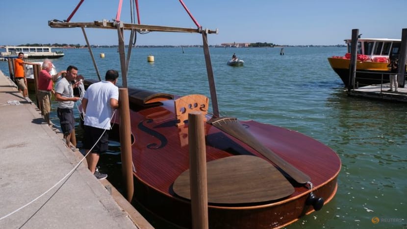 In Italy, floating fiddle makes test voyage In Italy, floating fiddle makes test voyage