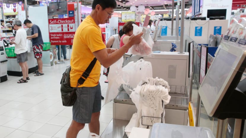 Pasar raya SG tidak akan kenakan bayaran lebih 5 sen bagi beg plastik; sokong usaha sosial, kitar semula