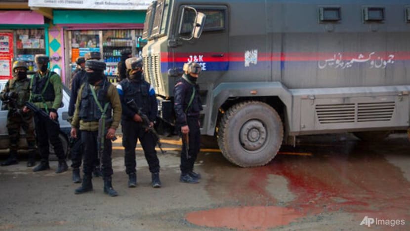 Kashmir rebels kill 2 Indian soldiers in region's main city Kashmir rebels kill 2 Indian soldiers in region's main city