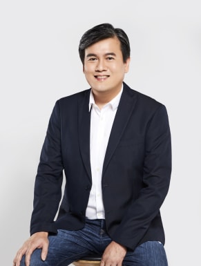 Sam Lee Senior Supervising Scriptwriter (English Drama Productions) Sam Lee Senior Supervising Scriptwriter (English Drama Productions)