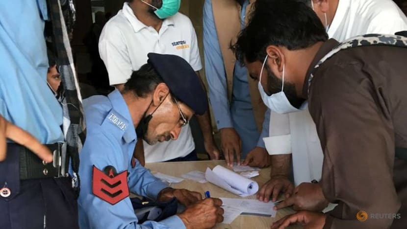 Desperate expatriate workers storm Islamabad COVID-19 vaccination centre Desperate expatriate workers storm Islamabad COVID-19 vaccination centre