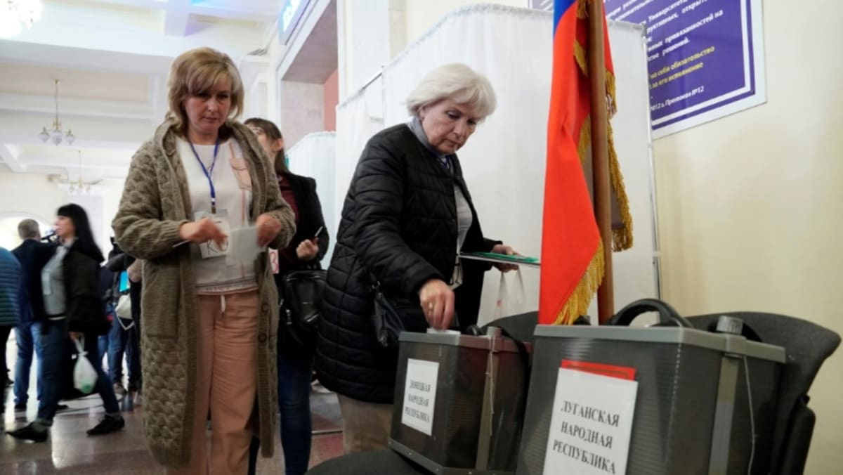 russia-replaces-top-general-pursues-breakaway-ukraine-polls