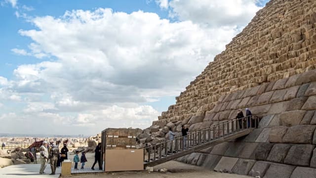 埃及金字塔修复遭批评 专家：只差没贴瓷砖了！