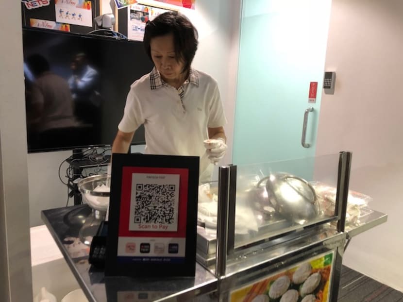 Customers of seven banks here will progressively be able to pay for their purchases at hawker centres and other food stalls using NETS QR code payments. Photo: Tan Weizhen/TODAY Customers of seven banks here will progressively be able to pay for their purchases at hawker centres and other food stalls using NETS QR code payments. Photo: Tan Weizhen/TODAY