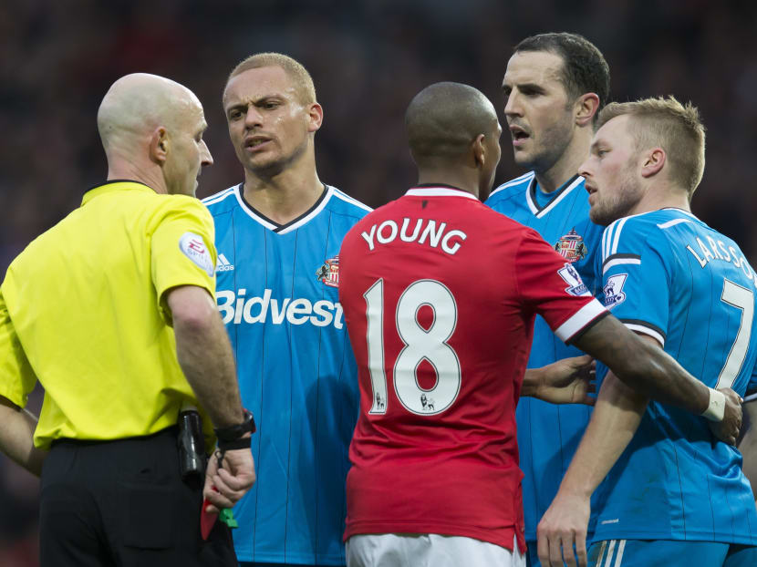 Referee red card overshadows Rooney goals in EPL