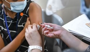 Khidmat vaksinasi COVID-19 hanya disediakan di 8 poliklinik mulai Jul