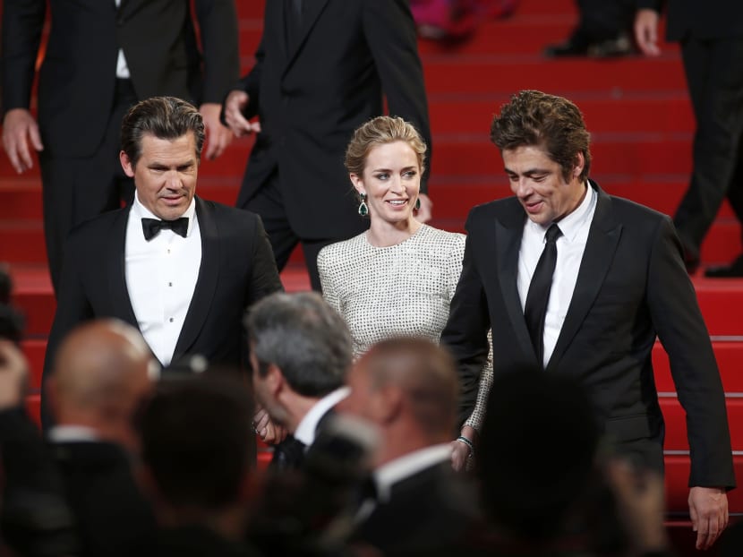 From left to right) Cast members Josh Brolin, Emily Blunt and Benicio Del Toro pose on the red carpet as they leave after the screening of the film, Sicario, in competition at the 68th Cannes Film Festival in Cannes, southern France, May 19, 2015. Photo: Reuters