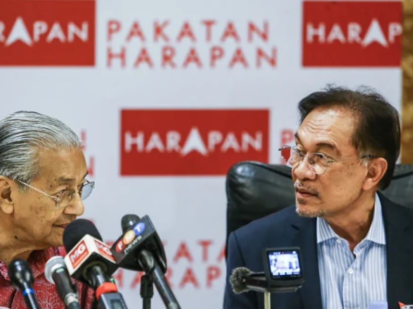 Dr Mahathir Mohamad and PKR president Anwar Ibrahim during a press conference with Pakatan Harapan and Warisan MPs in Shah Alam, Oct 6, 2019.
