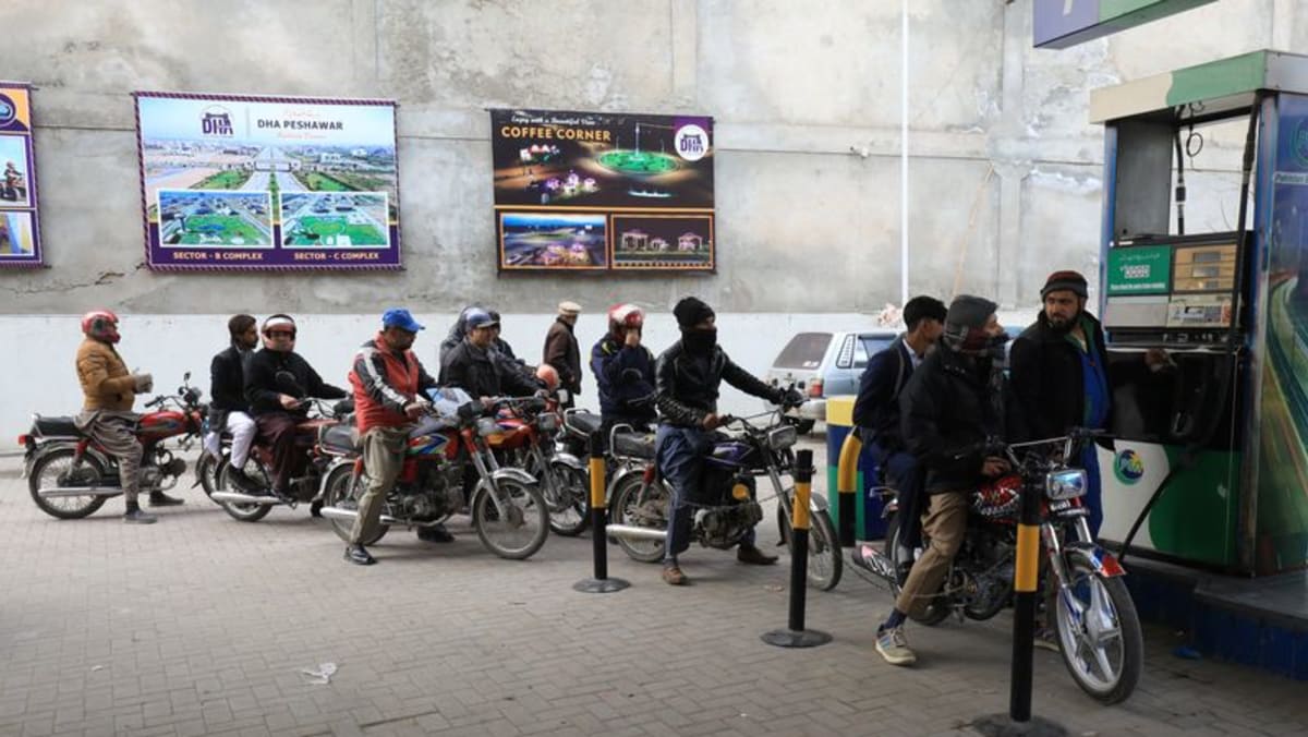 Pejabat IMF mengatakan Pakistan harus menjelaskan skema penetapan harga bahan bakar sebelum membuat kesepakatan pinjaman