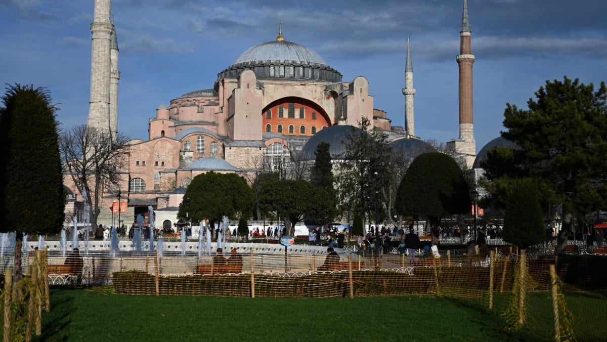 Türkiye, Ayasofya'yı ziyaret eden yabancı turistlere ücret uygulamaya başlıyor